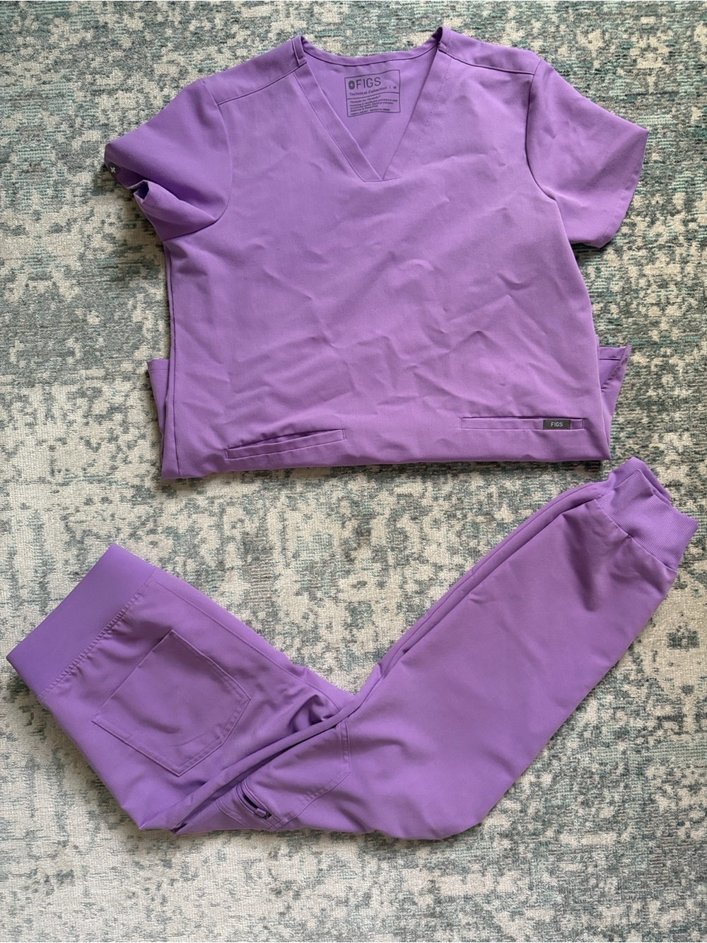 FIGS Women's Wild Iris Casma Scrub Top and High Wasted
Zamora Jogger Pants